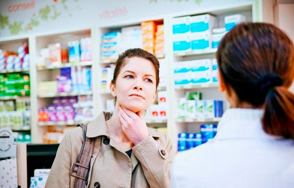 Selección de medicamentos para el dolor en la nasofaringe en la farmacia.