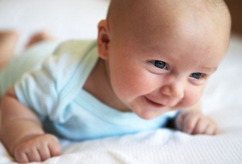 ¿Qué debe hacer un bebé a los 3 meses? 