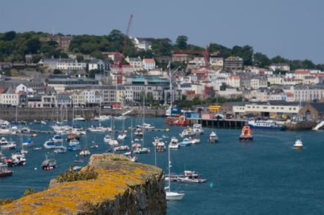 10. Guernsey: 80.42 años de edad