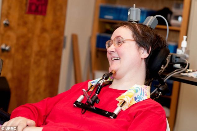 Una mujer paralizada controla una mano artificial con la ayuda del pensamiento